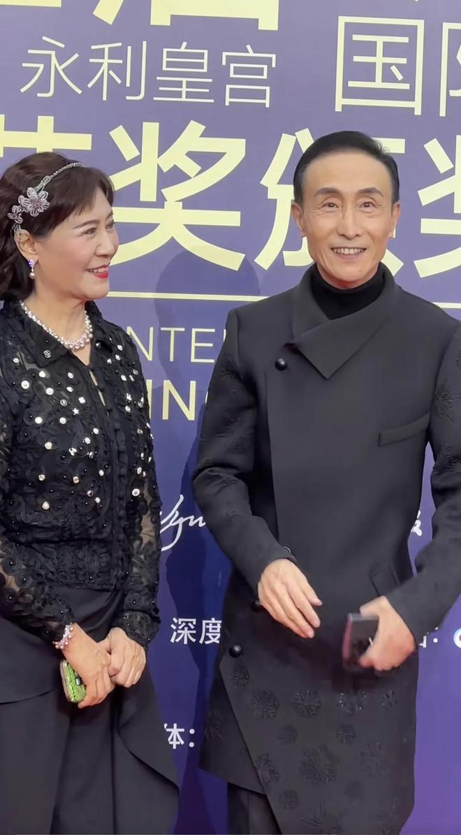 节台上嚼口香糖与金沙总裁骑旋转木马挺幼稚九游会j9入口登录新版曾志伟澳门参加电影