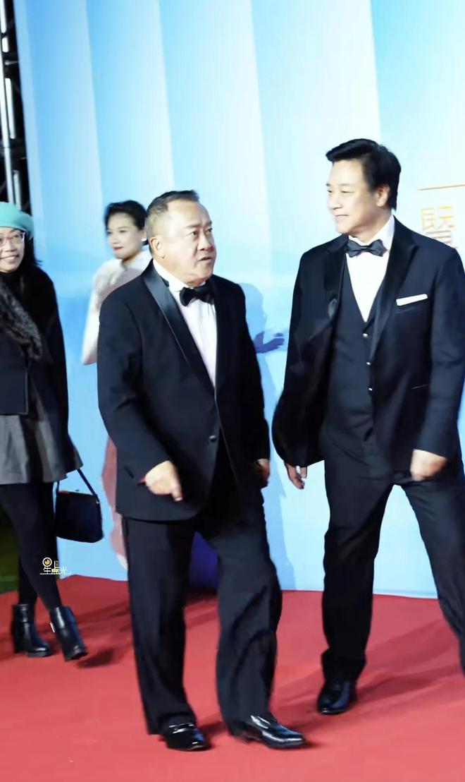 节台上嚼口香糖与金沙总裁骑旋转木马挺幼稚九游会j9入口登录新版曾志伟澳门参加电影(图3)
