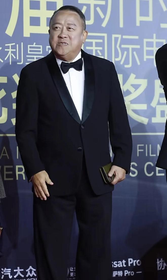 节台上嚼口香糖与金沙总裁骑旋转木马挺幼稚九游会j9入口登录新版曾志伟澳门参加电影(图6)