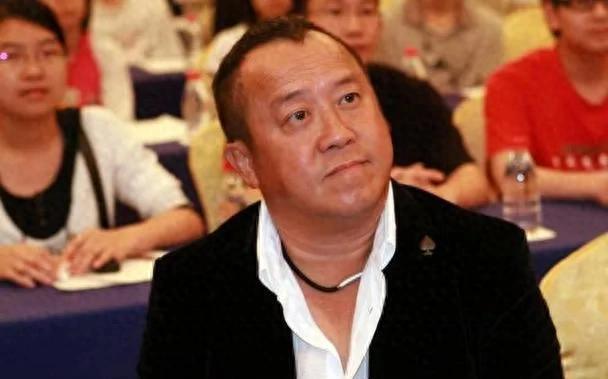 节台上嚼口香糖与金沙总裁骑旋转木马挺幼稚九游会j9入口登录新版曾志伟澳门参加电影(图7)
