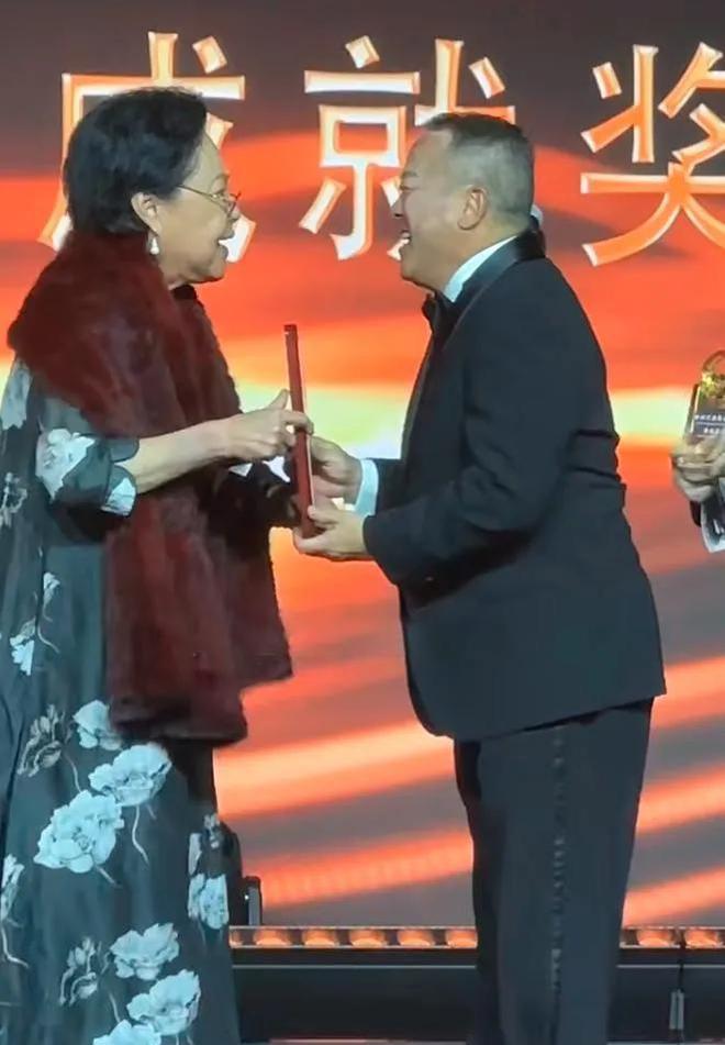 节台上嚼口香糖与金沙总裁骑旋转木马挺幼稚九游会j9入口登录新版曾志伟澳门参加电影(图8)