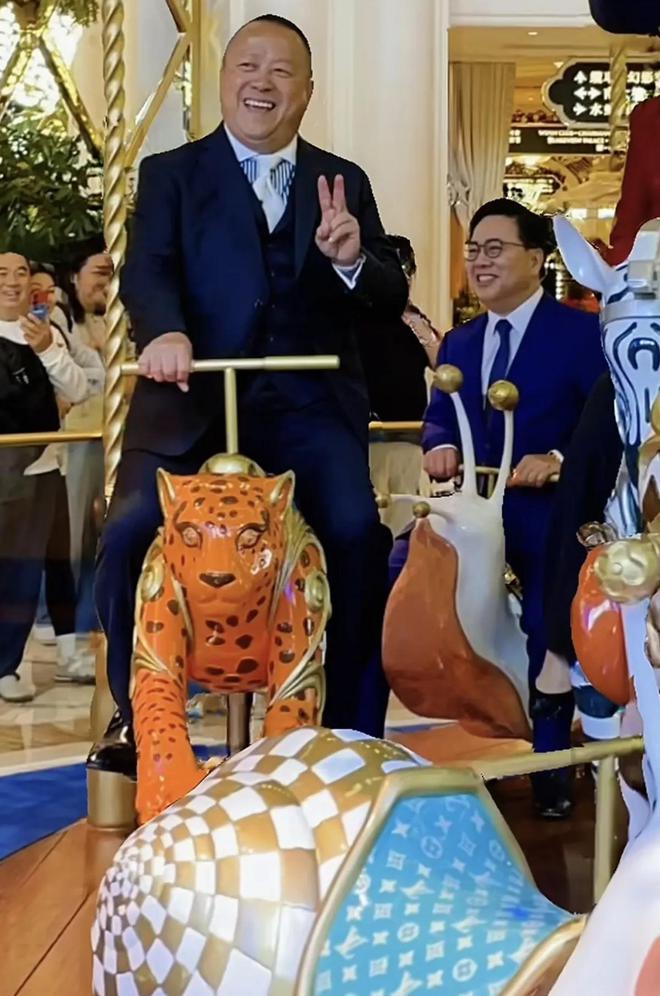 节台上嚼口香糖与金沙总裁骑旋转木马挺幼稚九游会j9入口登录新版曾志伟澳门参加电影(图12)