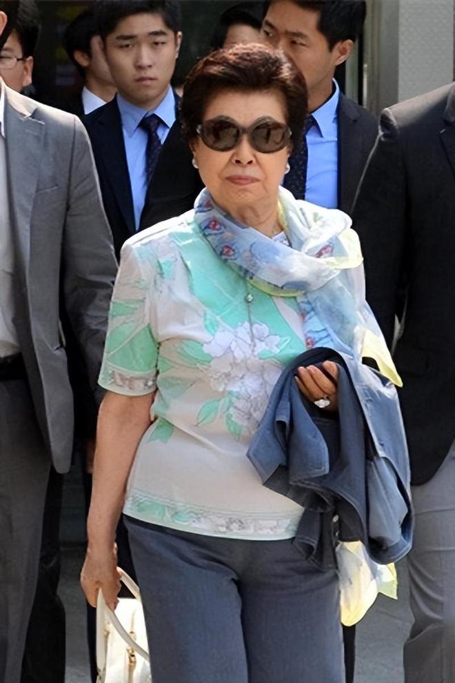 子“共享”同一女星亲兄弟为财权内斗互撕九游会·j9网站韩国财阀家族丑闻：父(图3)