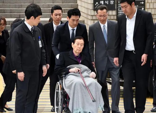 子“共享”同一女星亲兄弟为财权内斗互撕九游会·j9网站韩国财阀家族丑闻：父(图10)