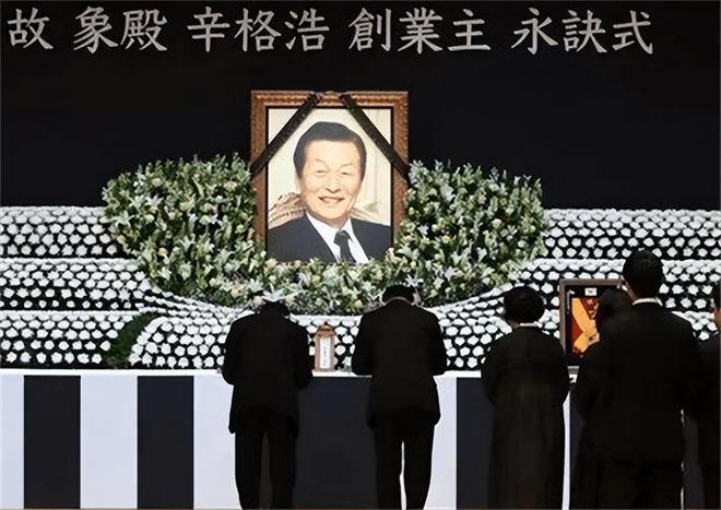 子“共享”同一女星亲兄弟为财权内斗互撕九游会·j9网站韩国财阀家族丑闻：父(图7)