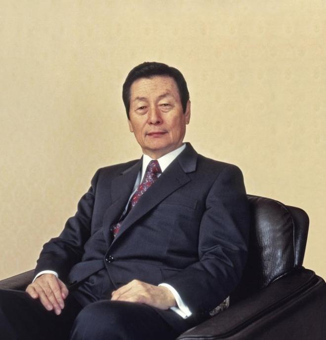 子“共享”同一女星亲兄弟为财权内斗互撕九游会·j9网站韩国财阀家族丑闻：父(图8)