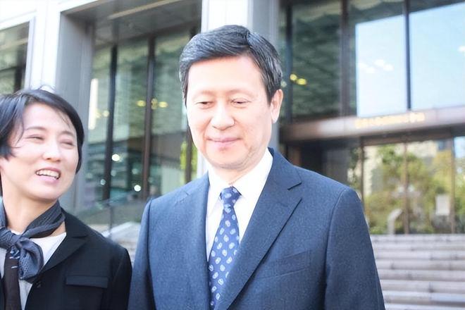 子“共享”同一女星亲兄弟为财权内斗互撕九游会·j9网站韩国财阀家族丑闻：父(图12)