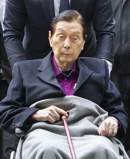 子“共享”同一女星亲兄弟为财权内斗互撕九游会·j9网站韩国财阀家族丑闻：父(图4)