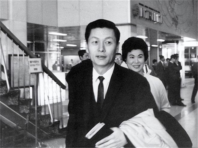 子“共享”同一女星亲兄弟为财权内斗互撕九游会·j9网站韩国财阀家族丑闻：父(图9)